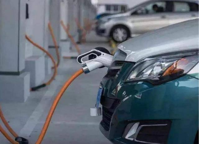 純電汽車?yán)m(xù)航突破1000公里，消費(fèi)者為何仍不買(mǎi)賬？四大痛點(diǎn)解析與充電信息化發(fā)展前景